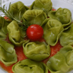 agnolotti com massa de espinafre ao molho de tomates