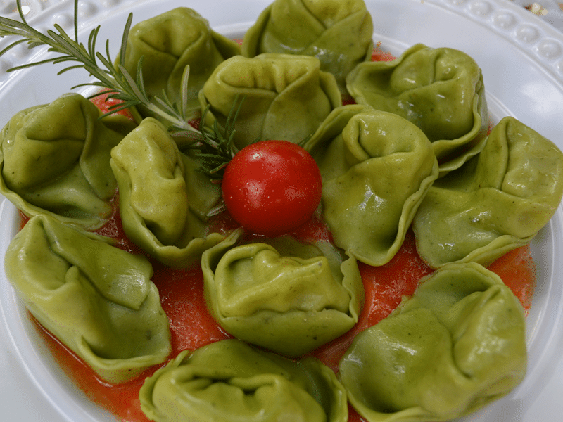 agnolotti com massa de espinafre ao molho de tomates