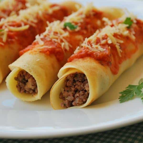 panqueca recheada com carne moída e molho ao sugo
