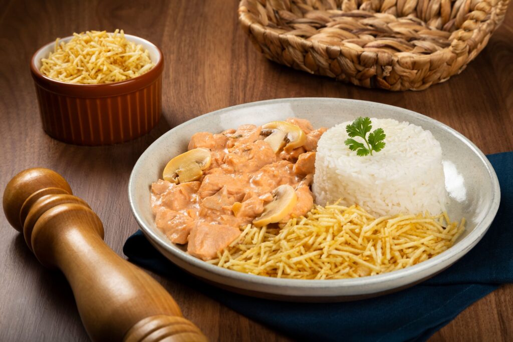 Estrogonofe de frango servido com arroz e batata palha